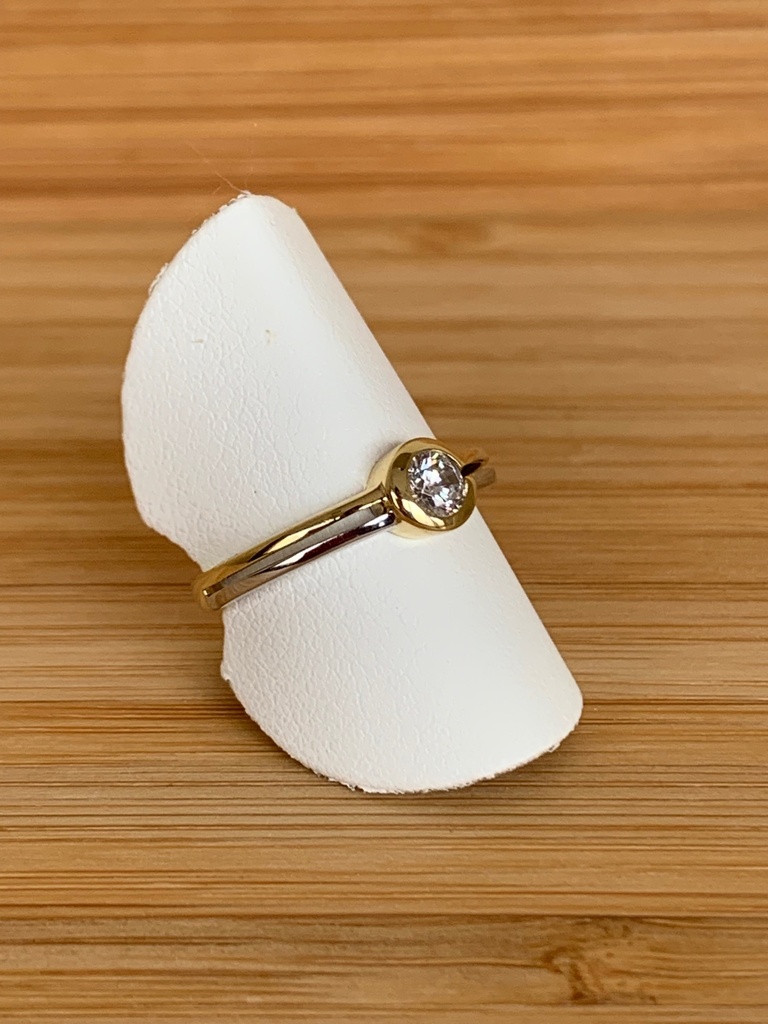Bague bicolore avec zircon en 9 carats 9BA2217