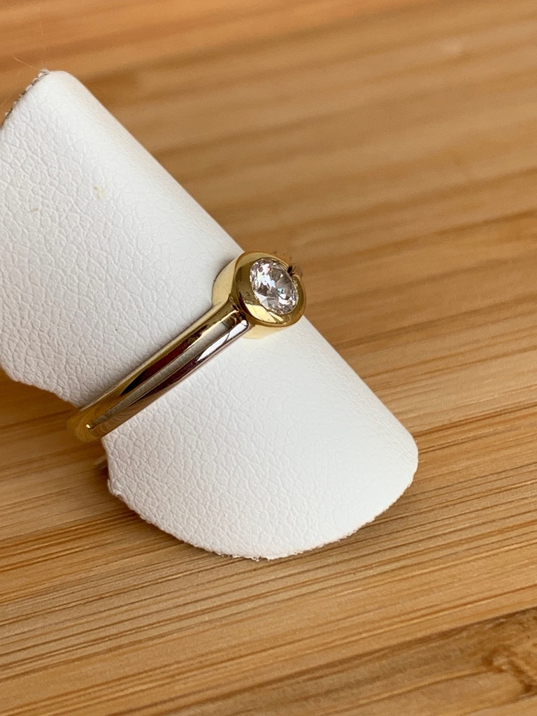 Bague bicolore avec zircon en 9 carats 9BA2217