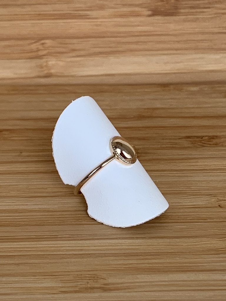 Bague avec cabochon ovale en plaqué or jaune