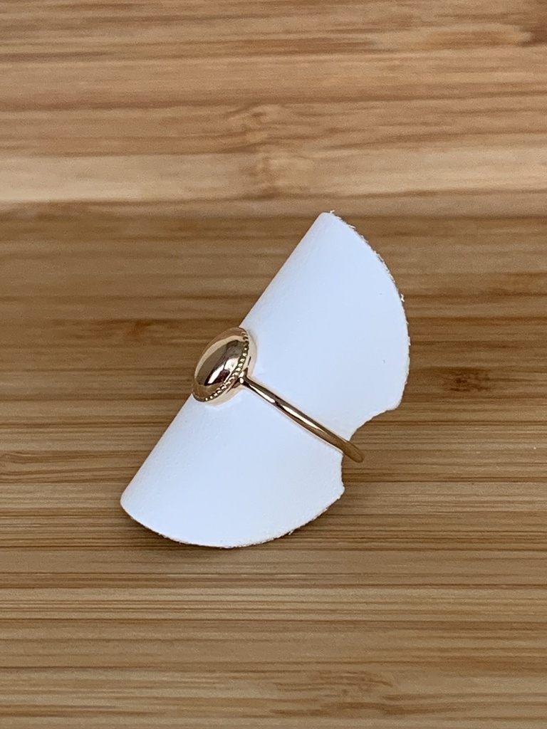 Bague avec cabochon ovale en plaqué or jaune