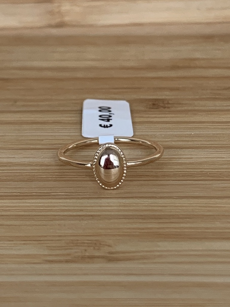 Bague avec cabochon ovale en plaqué or jaune
