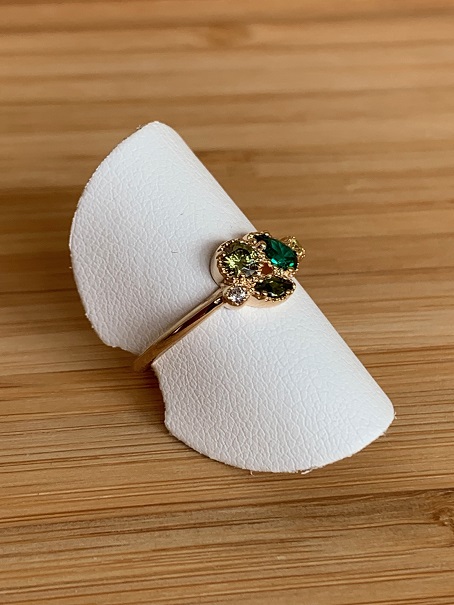 Bague en plaqué or jaune et zircons de couleur verte
