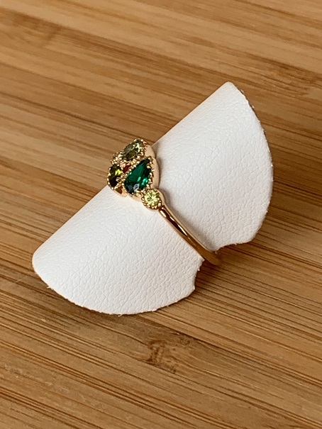 Bague en plaqué or jaune et zircons de couleur verte