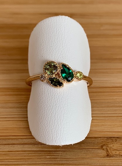 Bague en plaqué or jaune et zircons de couleur verte