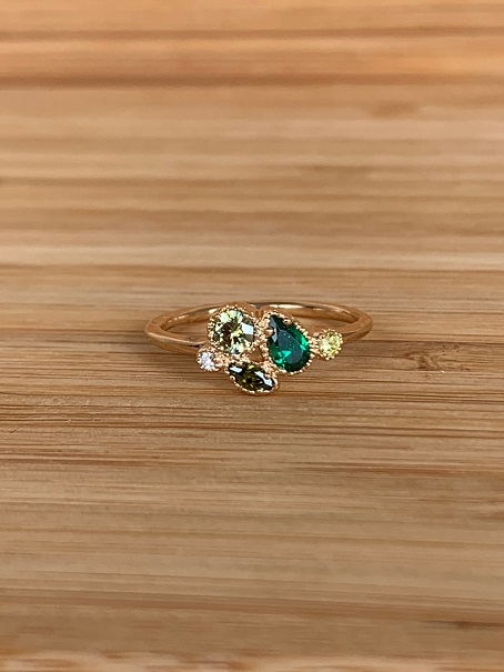 Bague en plaqué or jaune et zircons de couleur verte