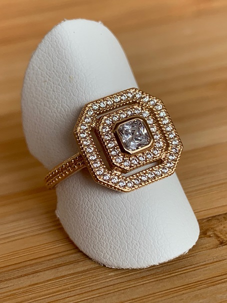 Bague carrée en plaqué or jaune et zircons