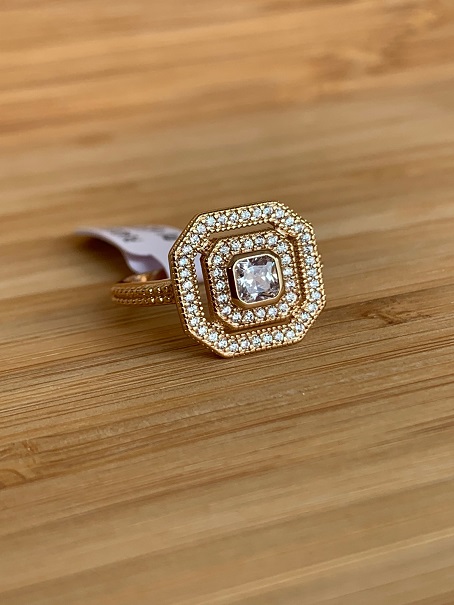 Bague carrée en plaqué or jaune et zircons