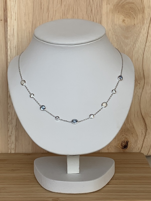 Collier en argent avec pierres de lunes
