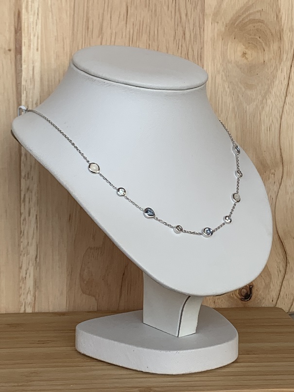 Collier en argent avec pierres de lunes