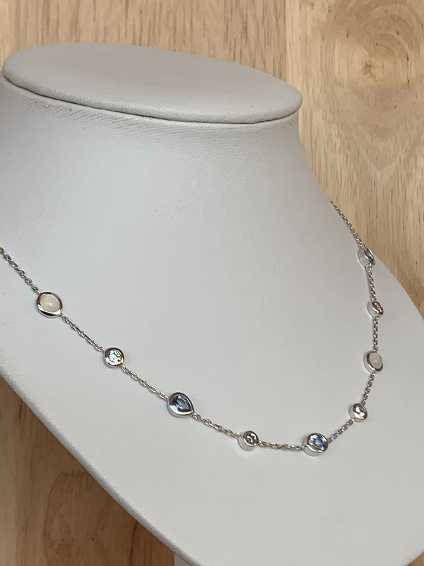 Collier en argent avec pierres de lunes