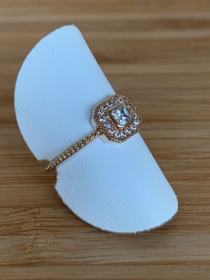 Bague carrée en plaqué or jaune et zircons