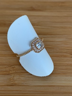 Bague carrée en plaqué or jaune et zircons