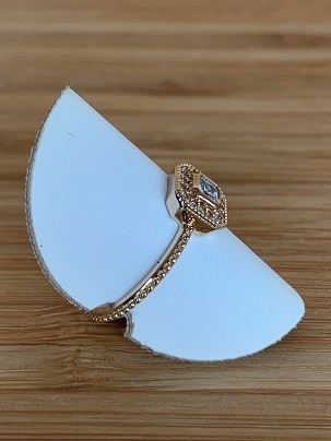 Bague carrée en plaqué or jaune et zircons