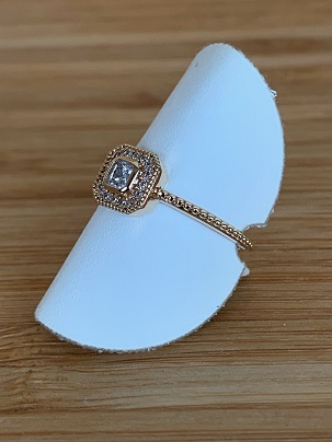 Bague carrée en plaqué or jaune et zircons