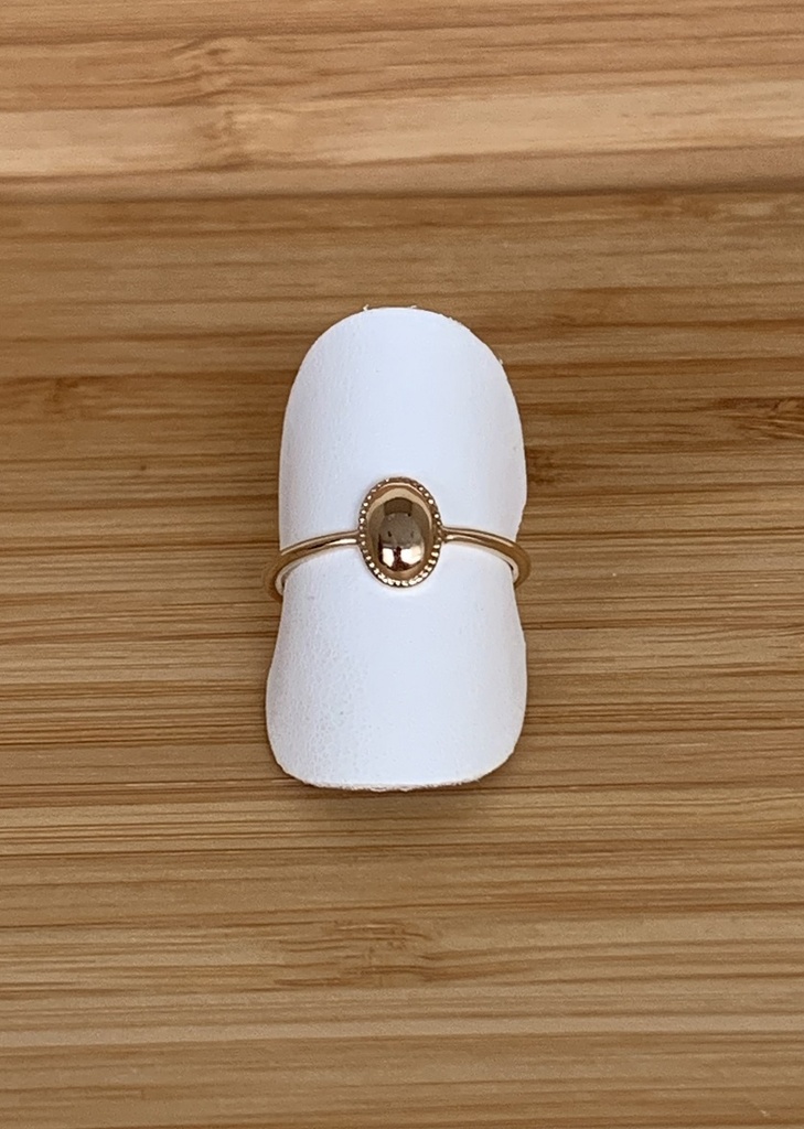 Bague avec cabochon ovale en plaqué or jaune