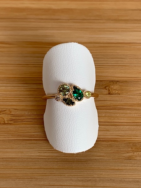 Bague en plaqué or jaune et zircons de couleur verte