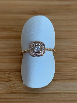 Bague carrée en plaqué or jaune et zircons