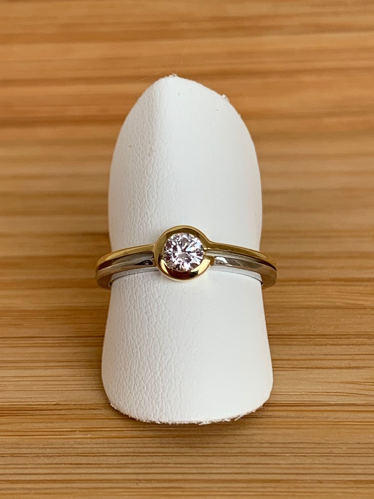 Bague solitaire bicolore avec zircon en 9 carats 9BA2217
